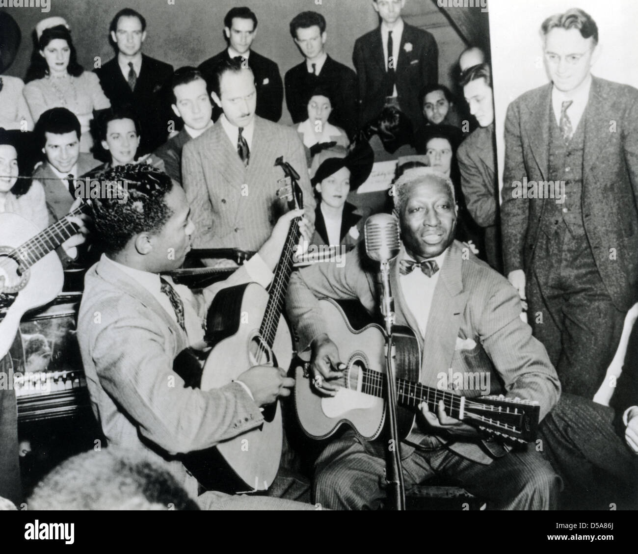 JOSH weiß (1914-1969) US-Sängerin bei Links mit Leadbelly ca. 1940 Stockfoto