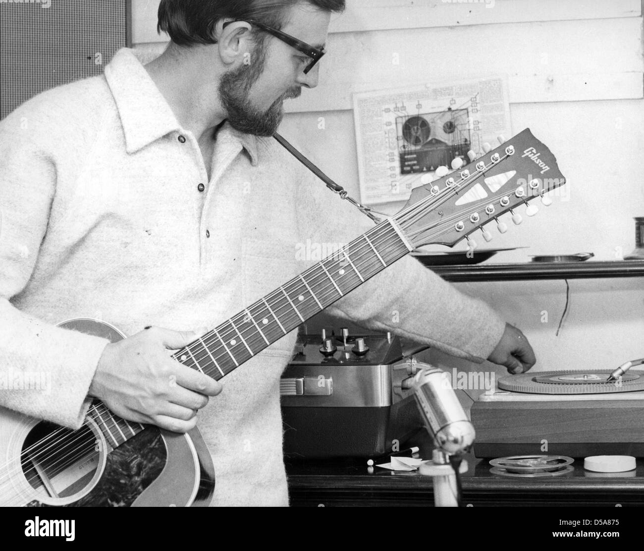 ROGER WHITTAKER kenianische Sänger in seinem Haus in der Nähe von Cambridge im August 1967. Stockfoto