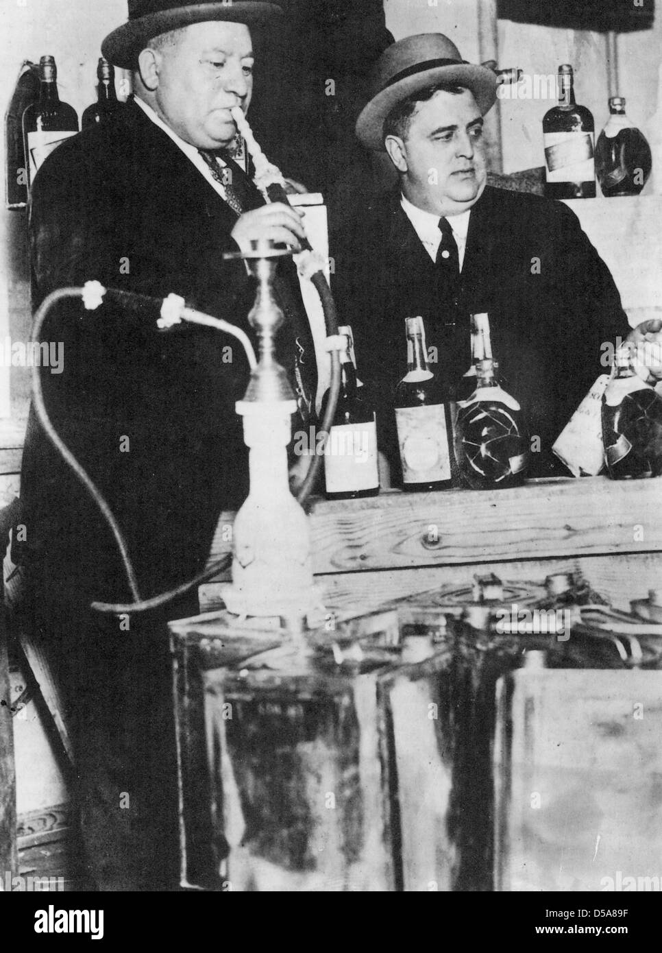 IZZY EINSTEIN (links) und MOE SMITH uns Bundespolizei Offiziere waren die erfolgreichsten Offiziere während der Prohibition 1920-25. Stockfoto