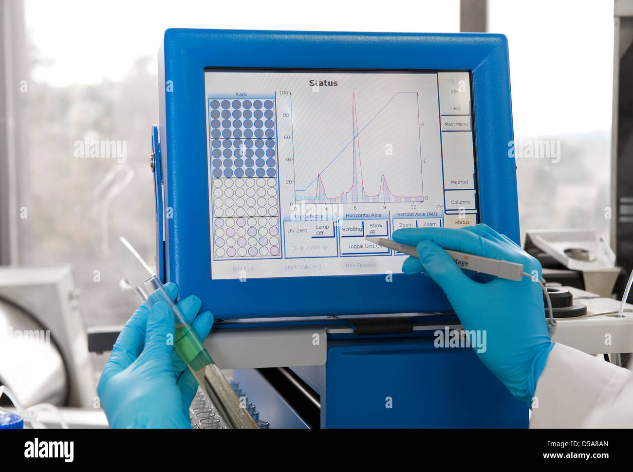 Labortechniker mit Touch-Screen-Computer-monitor Stockfoto