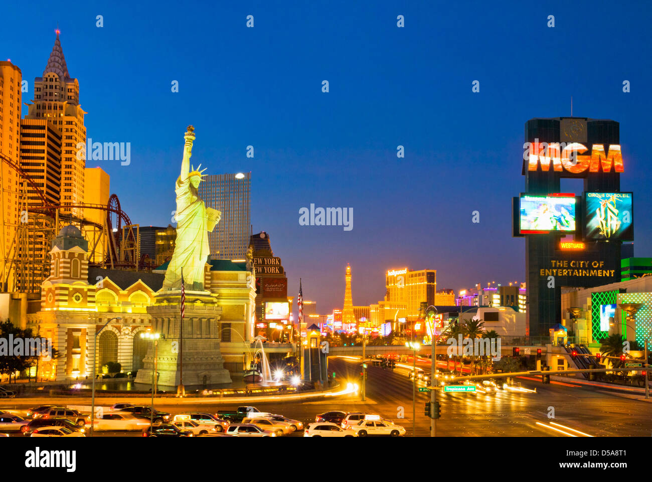 Nachtbeleuchtung des Las Vegas Strip durch Neonschilder, Las Vegas Boulevard South, The Strip, Las Vegas, Nevada, USA Stockfoto