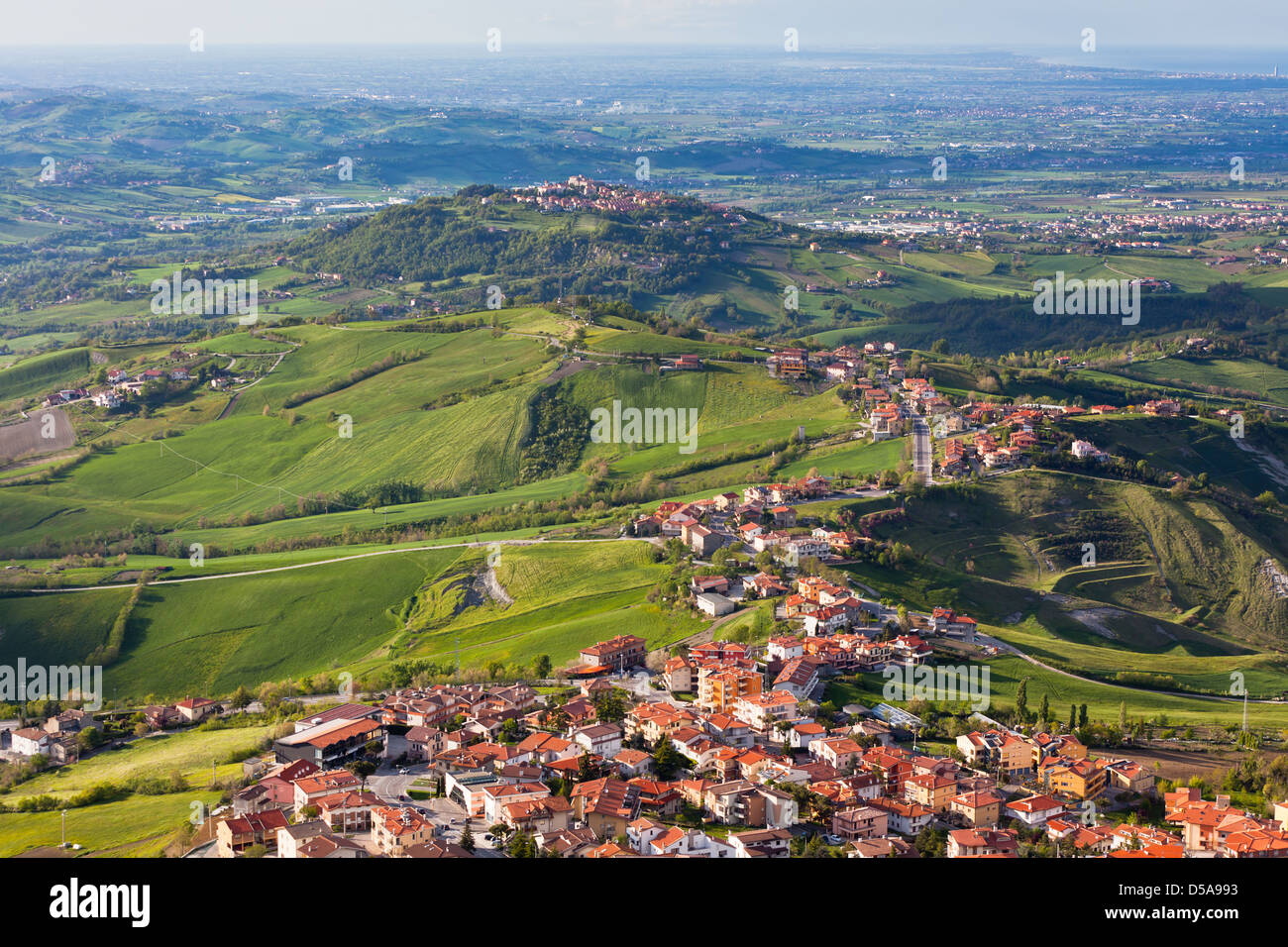Moderne San Marino Vororten und italienischen Hügel Ansicht von oben. Horizontalen Schuss Stockfoto