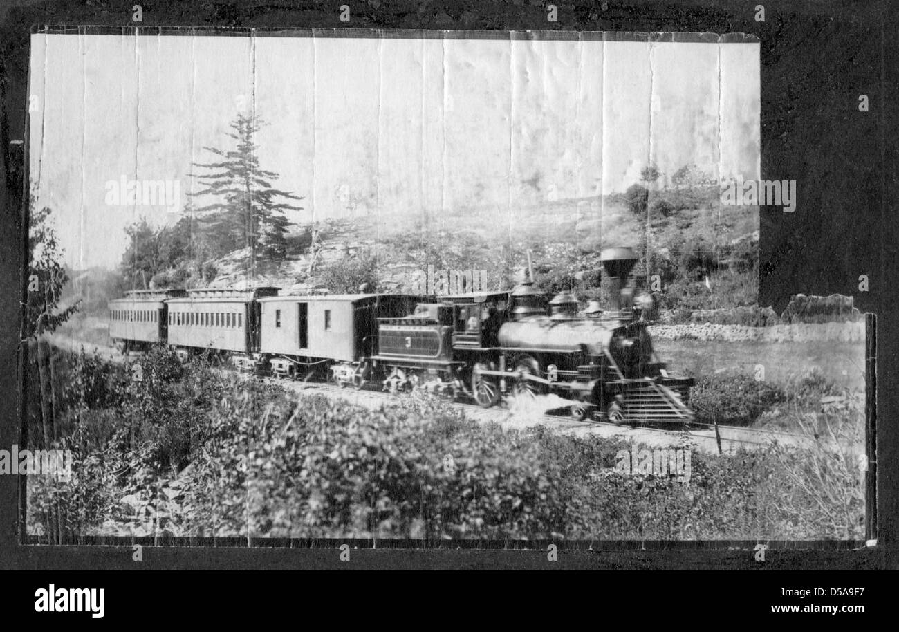 Ein Bild von Loco #3 mit zwei hölzernen Kutschen aus einer historischen Eisenbahnsammlung. Dieses Foto zeigt frühe amerikanische Eisenbahnen und den Einsatz von Holzwagen bei Zugfahrten. Stockfoto