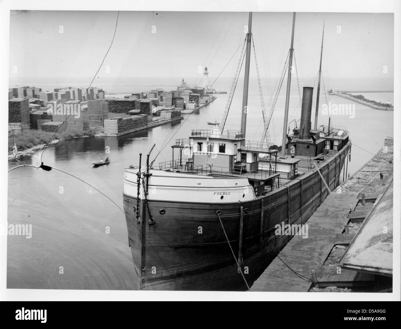 Eine Fotografie des Frachtschiffs Pueblo als Teil der Sammlung der Cornell University. Das Bild gibt einen Einblick in die Konstruktion des Schiffes und seine Rolle im Güterverkehr während seiner Betriebsjahre. Stockfoto