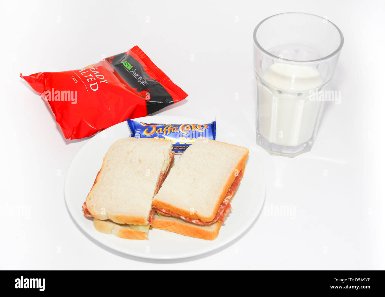 Snack Essen von corned Beef Sandwich mit Chips und Milch Stockfoto