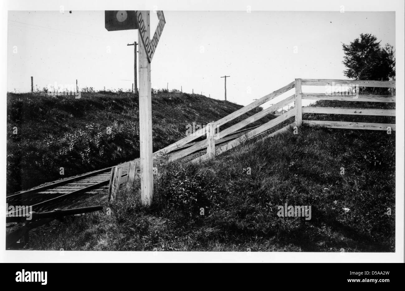 Ein historisches Foto einer Eisenbahnüberquerung mit einem Handwagen, das die Transportmethoden des späten 19. Und frühen 20. Jahrhunderts beleuchtet. Das Bild ist Teil der Sammlung der Eisenbahngeschichte der Cornell University Library. Stockfoto
