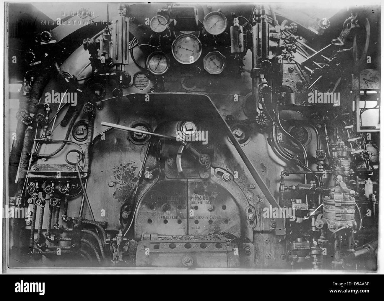 Dieses Foto zeigt den Innenraum einer Motorkabine mit sichtbaren Anzeigen zur Überwachung der Zugleistung. Das Bild bietet einen Einblick in die Mechanik des Eisenbahnbetriebs, insbesondere die Ausrüstung, die von den Betreibern der New York, Ontario und Western Railway Co. Verwendet wird. Stockfoto