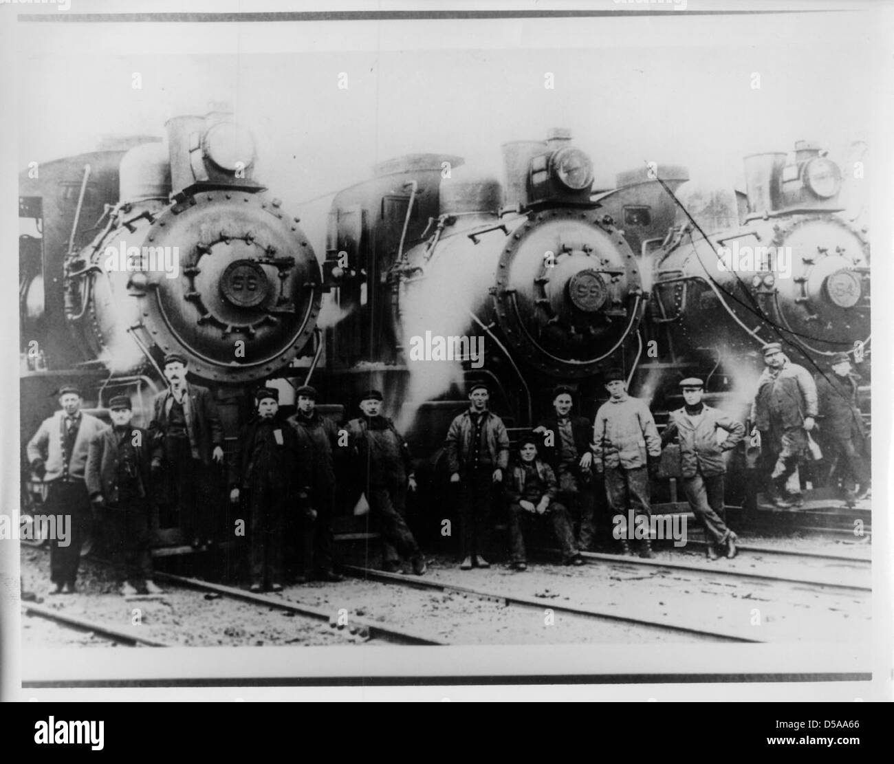 #56 Lokomotiven #55, #54 und Besatzungen Stockfoto
