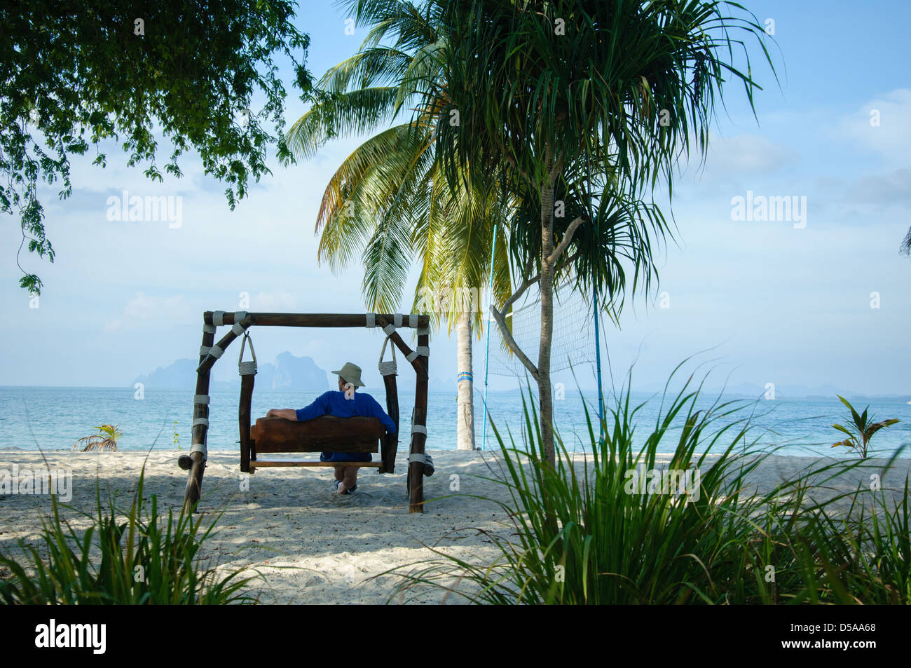 Mann, der am Strand in Ko Muk relaxt. Thailand Stockfoto