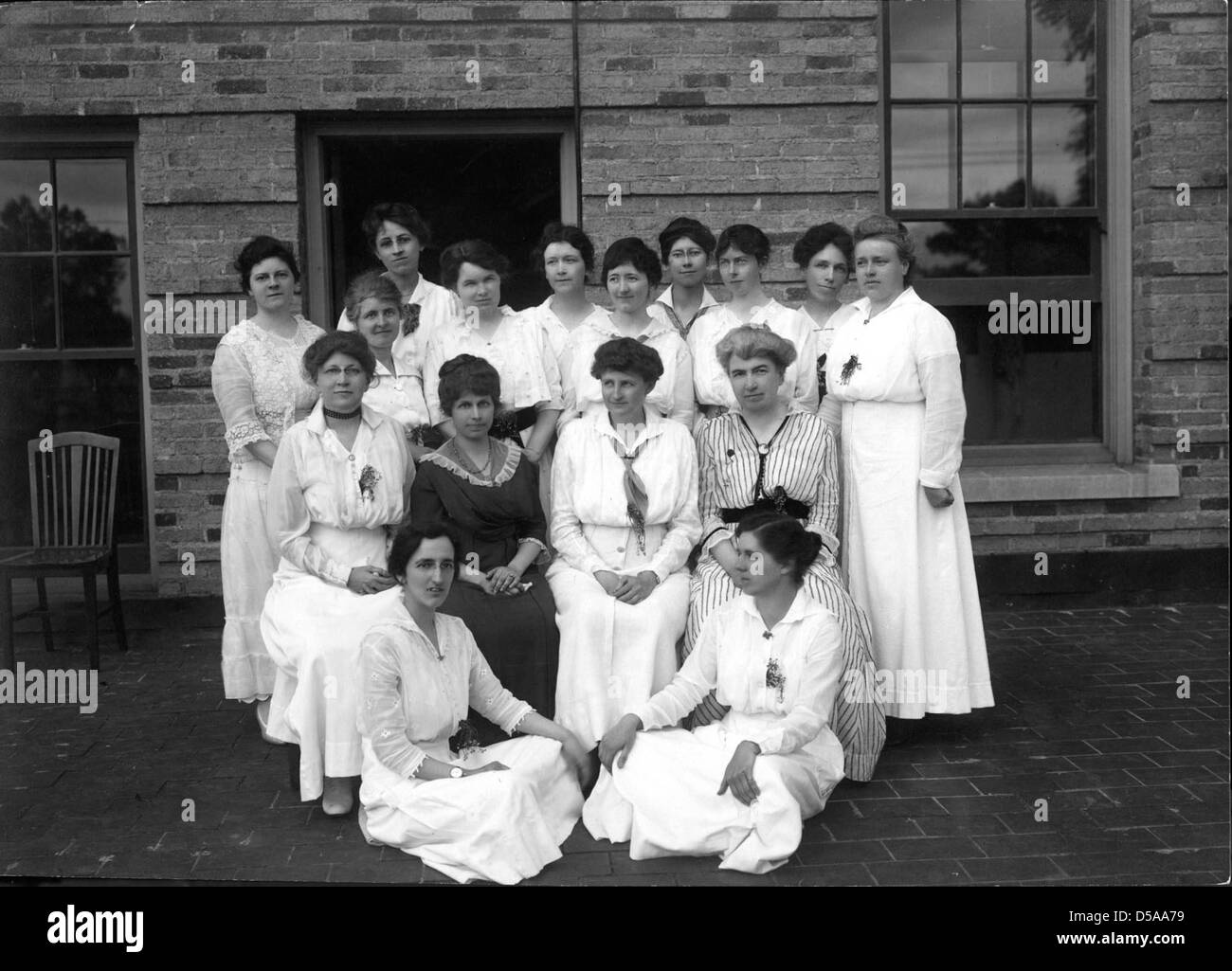 Dozenten des Fachbereichs Hauswirtschaft InJune 1916. Auf dem Boden sitzend sind... Stockfoto