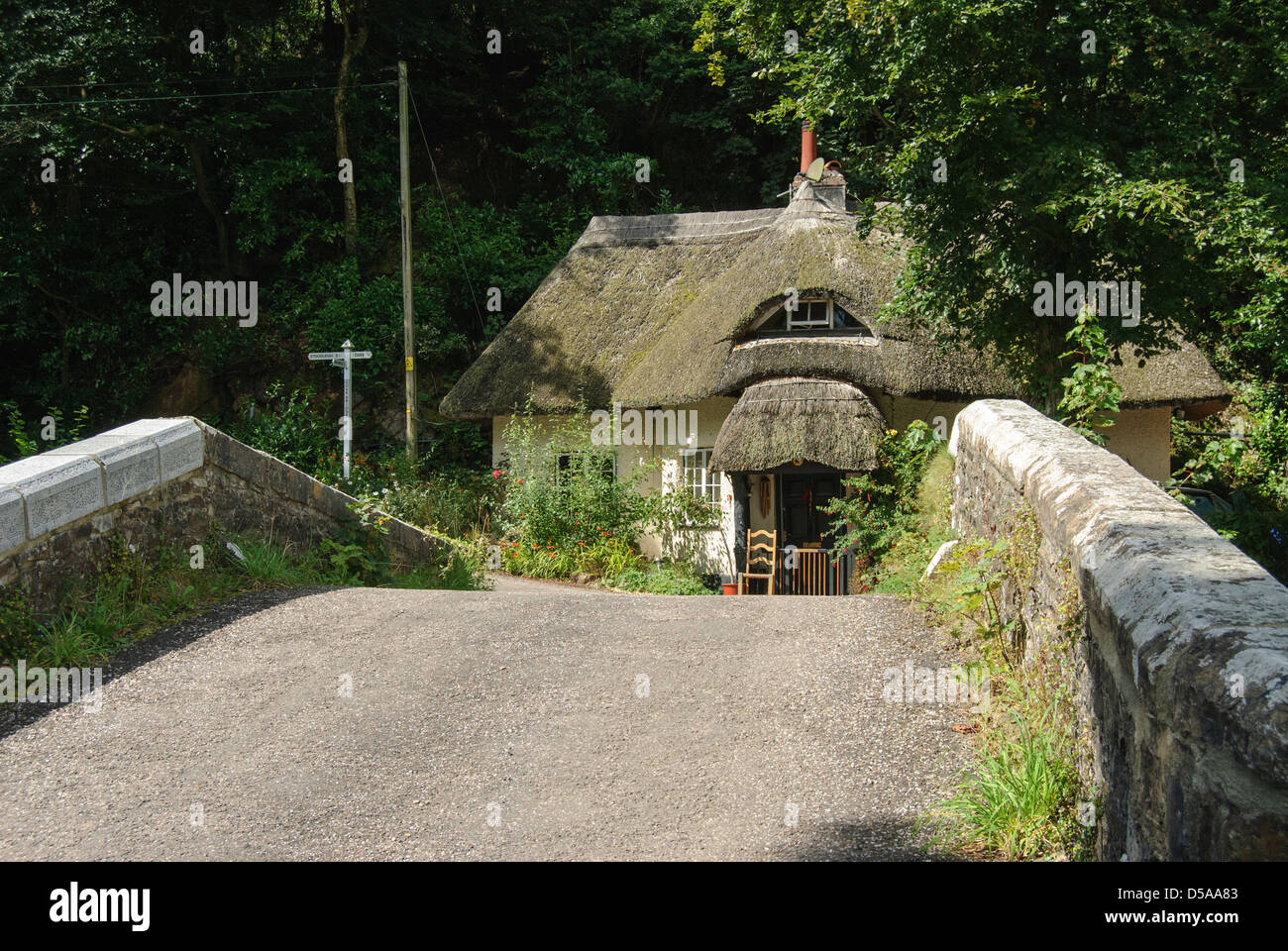 Enge Straßen und Häuser sind typisch für Devon Stockfoto