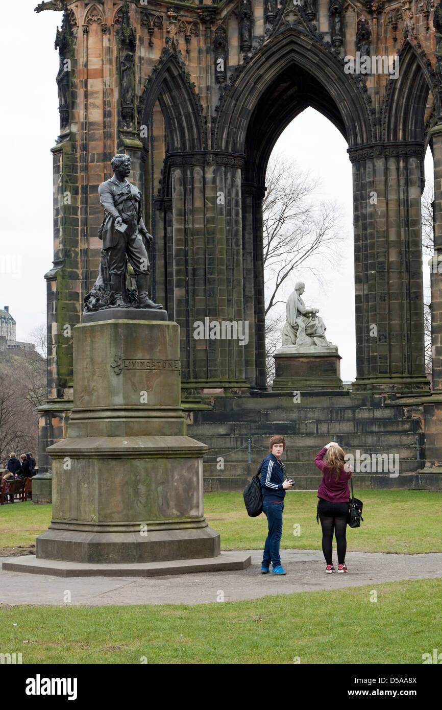 Paar zu fotografieren Scott Monument in Princes Street Gardens-Edinburgh Stockfoto