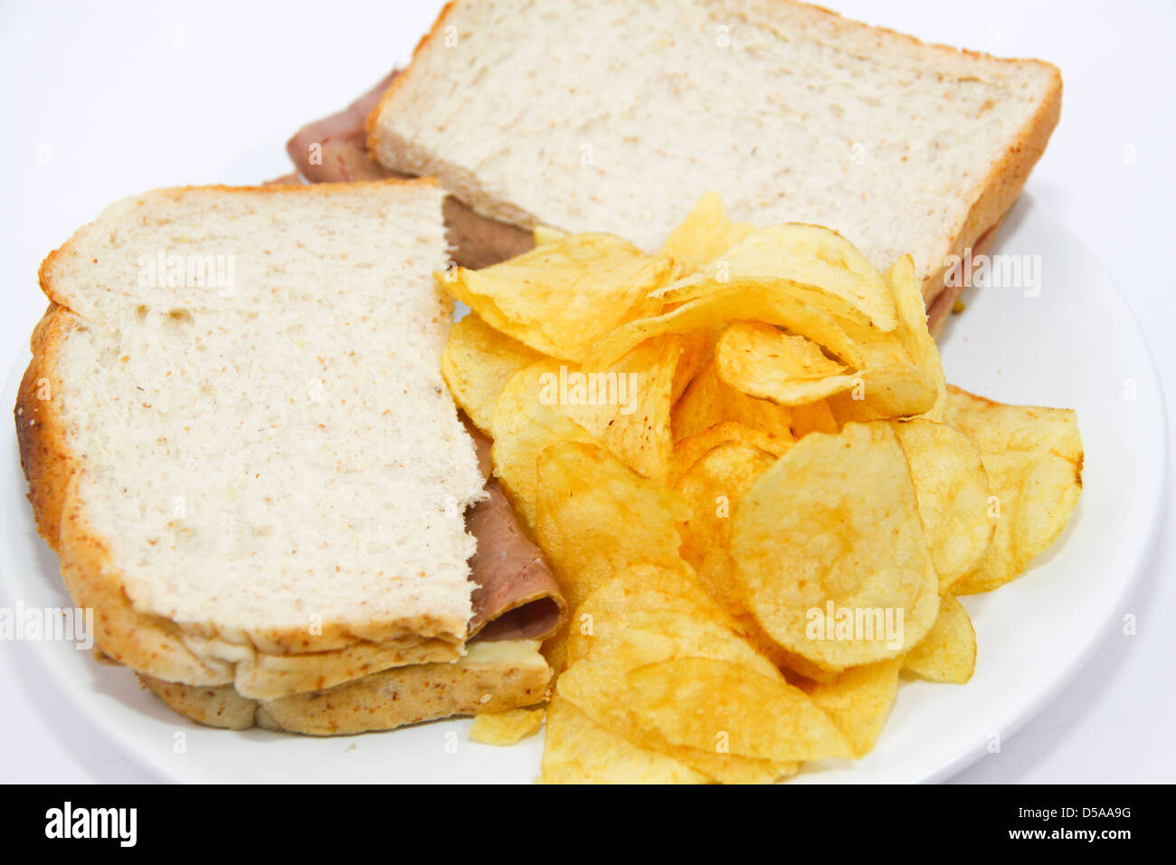 Roastbeef sandwich und Chips Imbiss Mittagessen Stockfoto