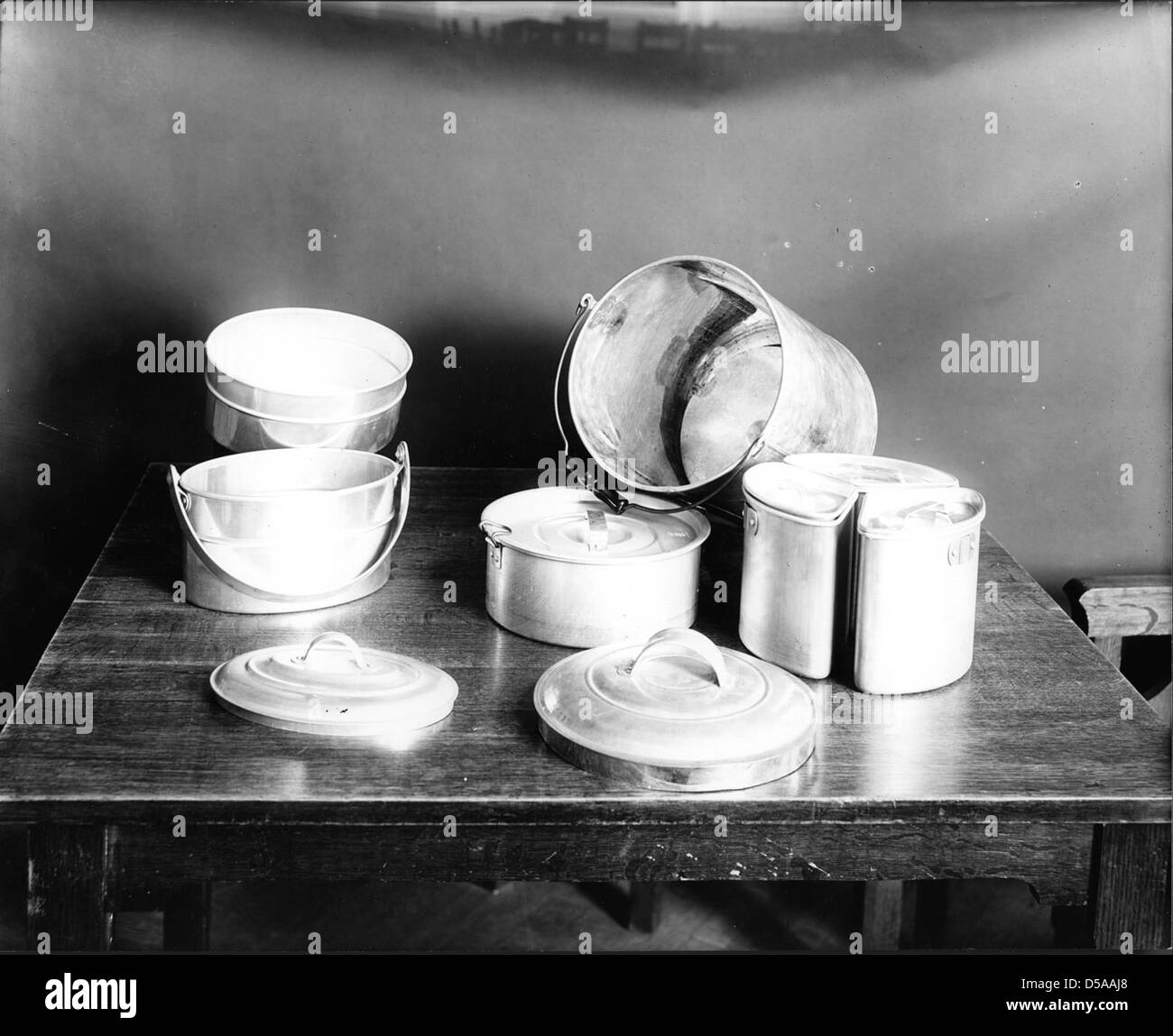 Anzeige der Aluminium-Töpfen und Pfannen. Tag ist wahrscheinlich um 1910 - 20. Troy Foto. Stockfoto