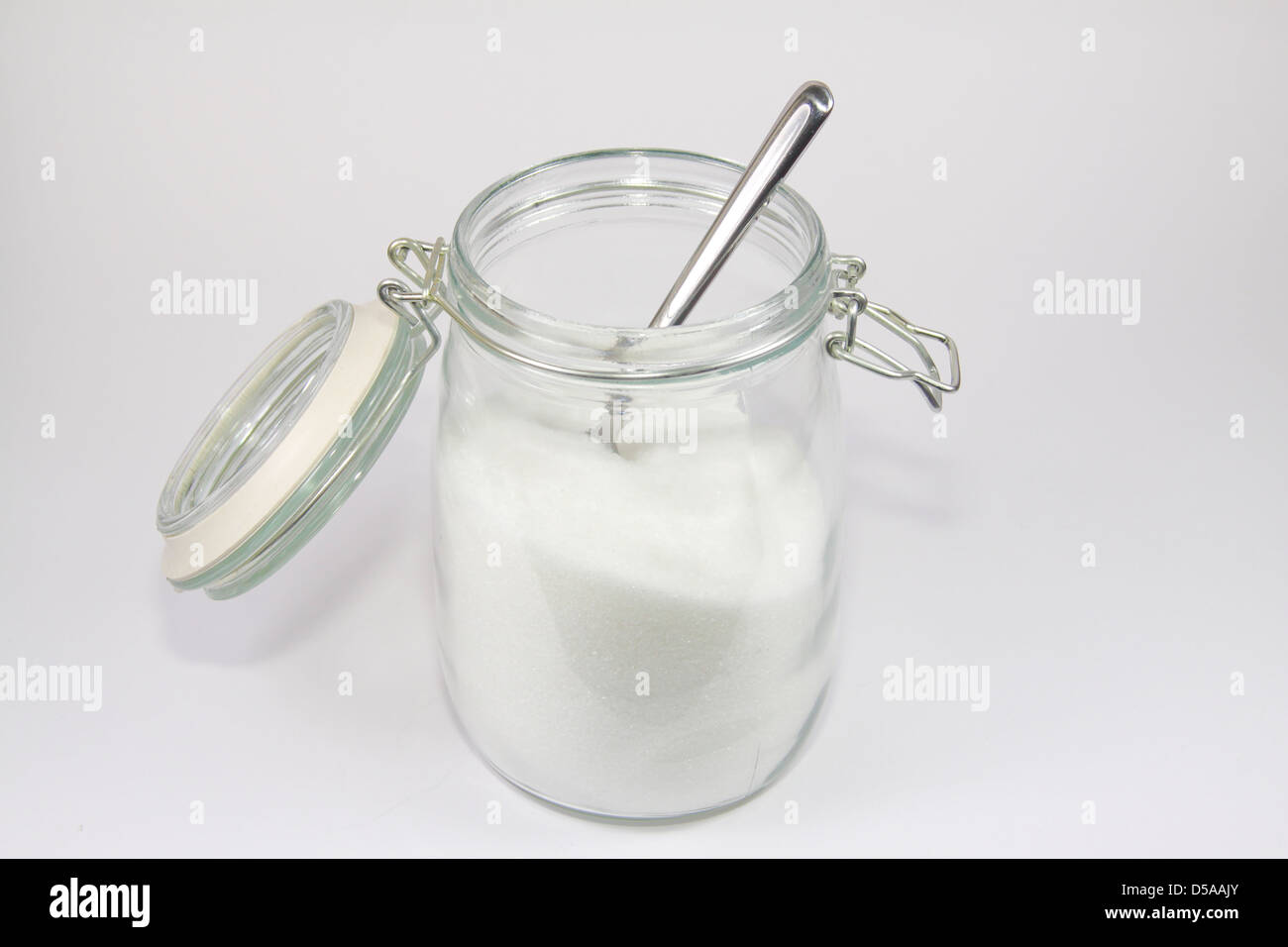 Glas Vorratsgefäß Weißzucker zu öffnen, mit Löffel Stockfoto