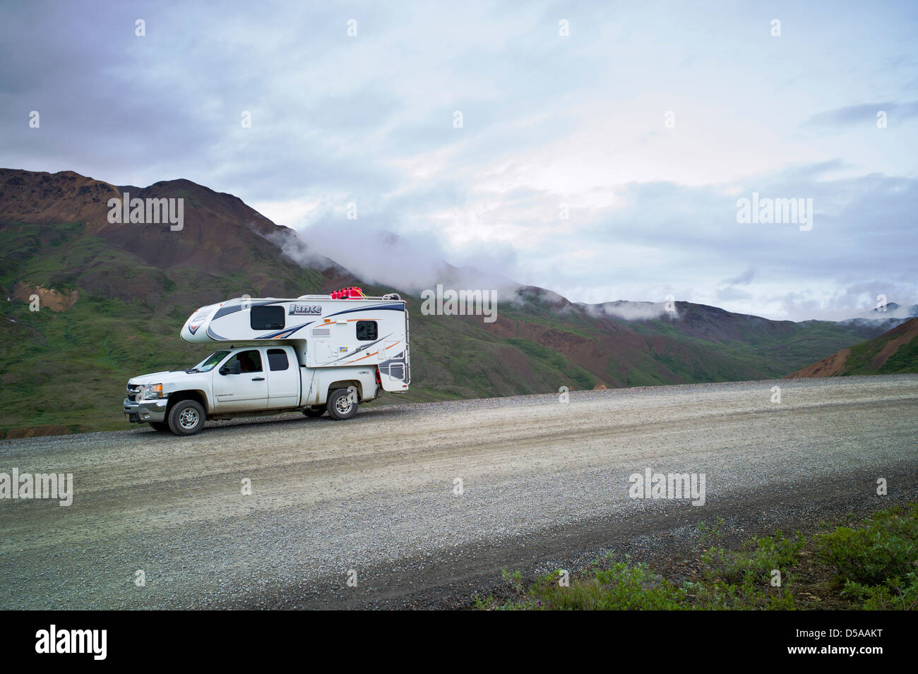 Wohnmobil LKW (Recreational Vehicle) auf den Denali Park Road, Denali National Park & zu bewahren, Alaska, USA Stockfoto