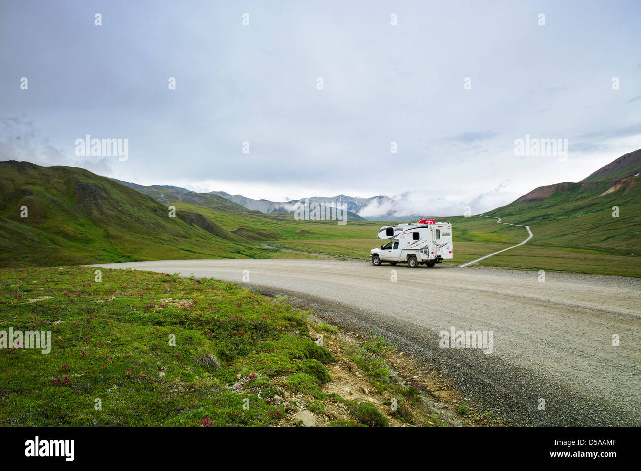 Wohnmobil LKW (Recreational Vehicle) auf den Denali Park Road, Denali National Park & zu bewahren, Alaska, USA Stockfoto