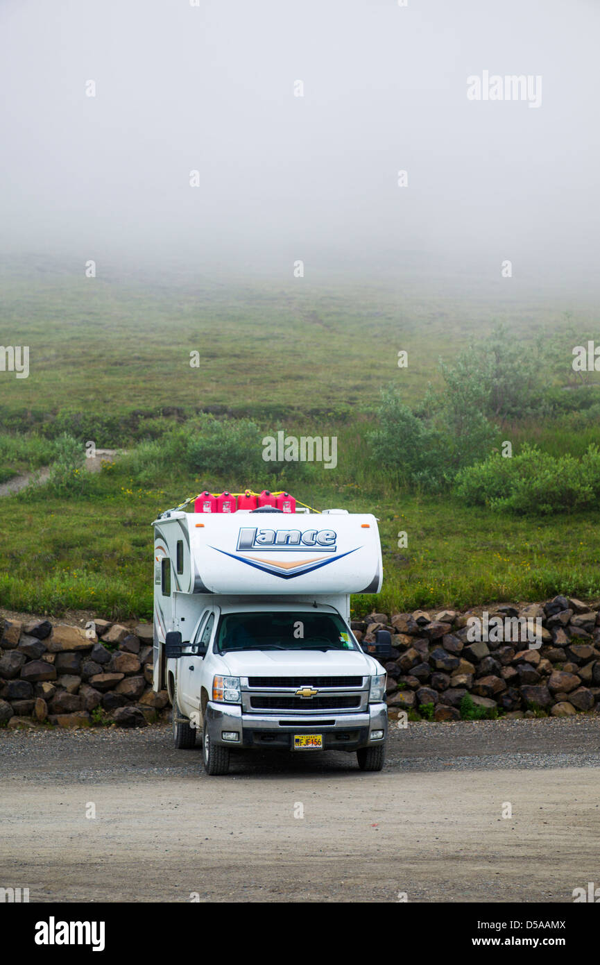 Wohnmobil LKW (Recreational Vehicle) auf den Denali Park Road, Denali National Park & zu bewahren, Alaska, USA Stockfoto