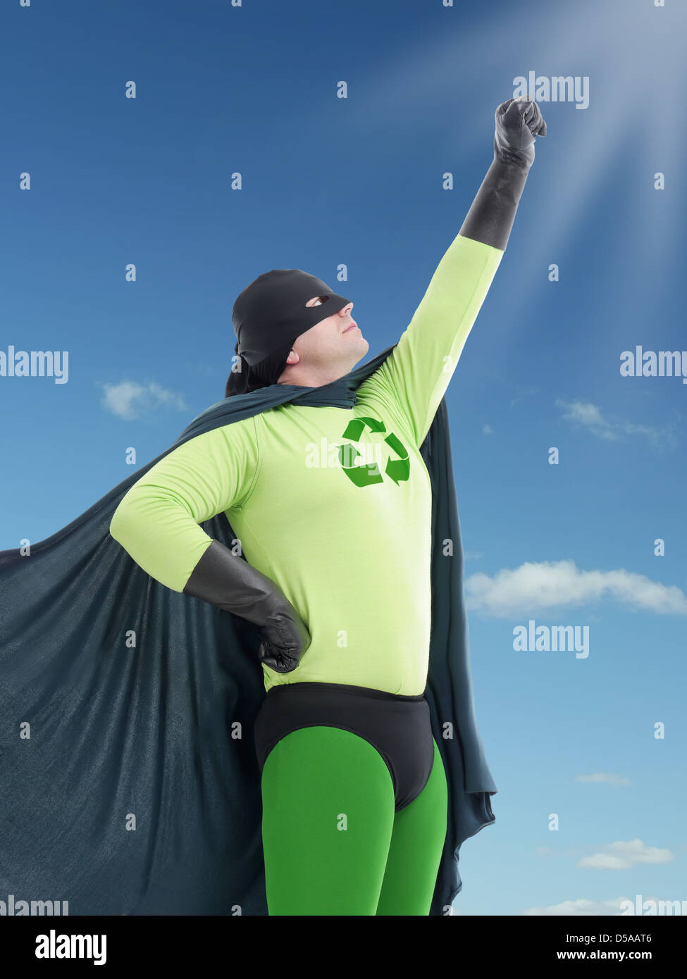Eco-Superheld mit Blick auf die Sonne mit seiner Hand hob und die gleiche Richtung zeigen Stockfoto