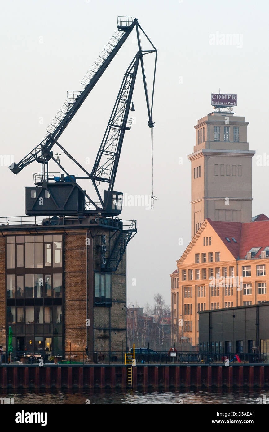 Berlin, Deutschland, Kran und Turm der Peter-Behrens Gebäude in Ostendstrasse Stockfoto