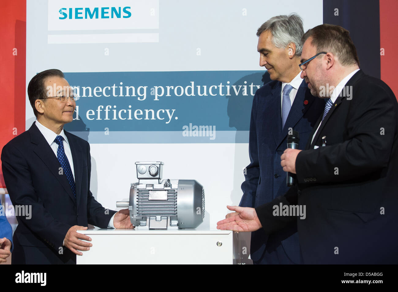 Hannover, Deutschland, Wen Jiabao, Premierminister von China, auf der Hannovermesse Stand der Siemens AG Stockfoto