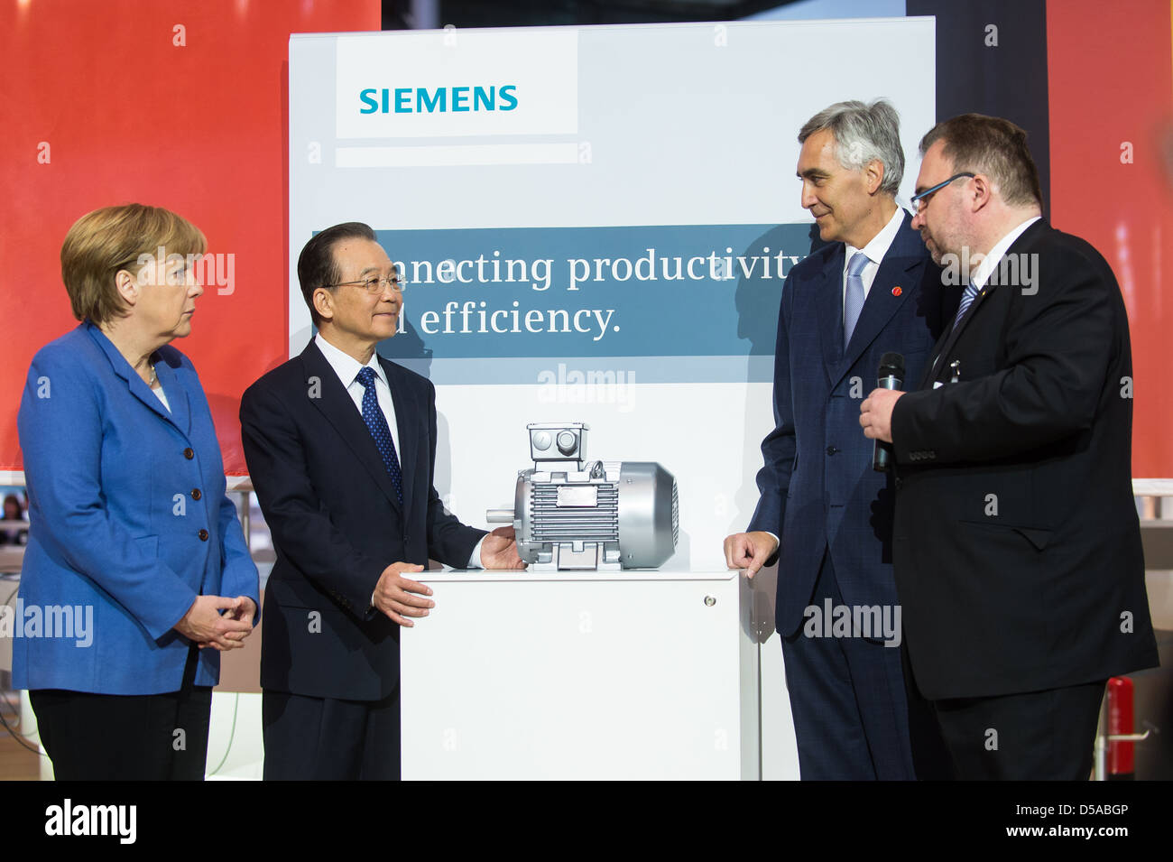 Hannover, Deutschland, CDU, Bundeskanzlerin Angela Merkel und Wen Jiabao, Premierminister von China, am Stand von Siemens AG Stockfoto