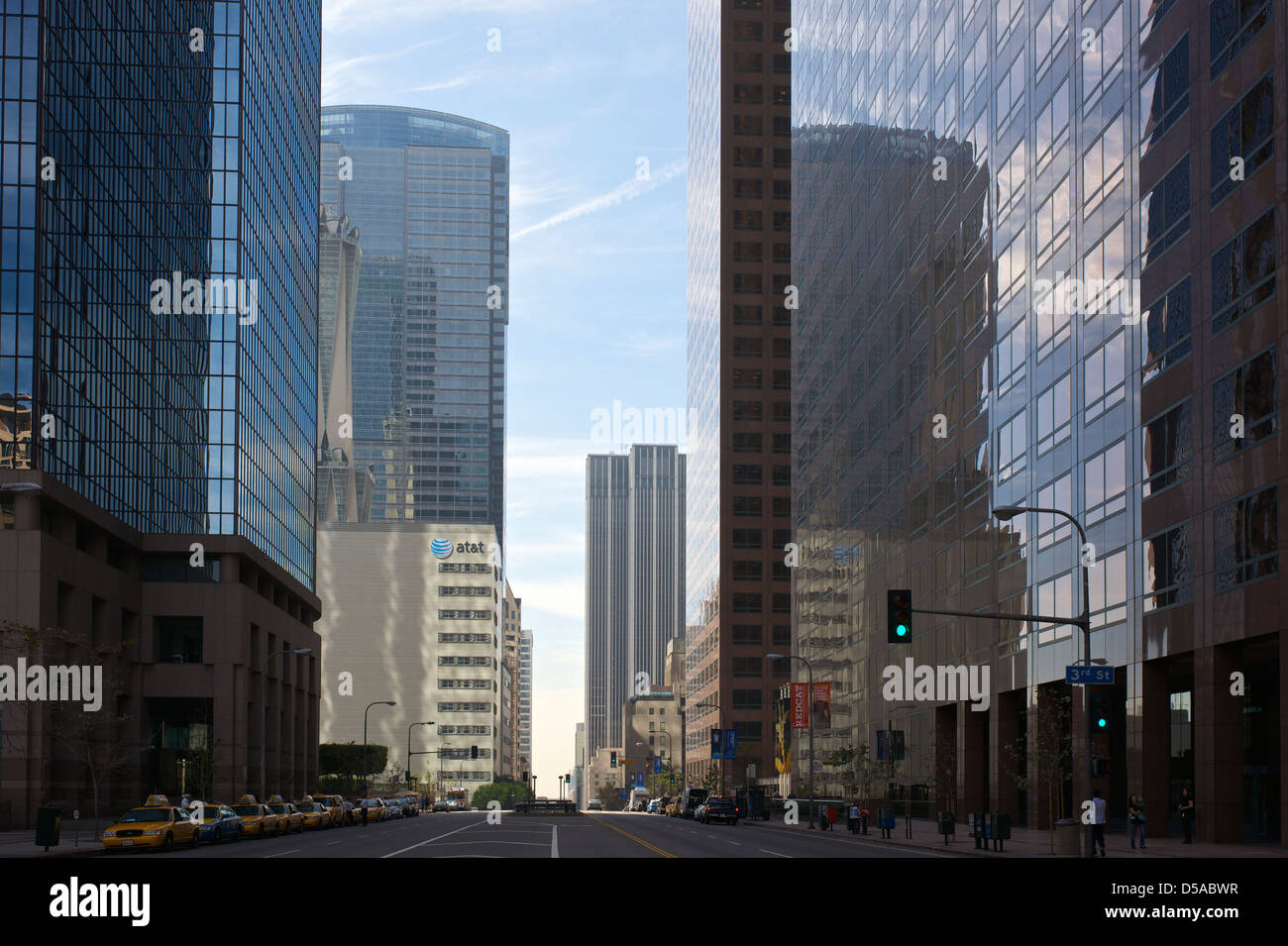Ebene Straßenansicht von Office towers im modernen Zentrum von Los Angeles. Stockfoto