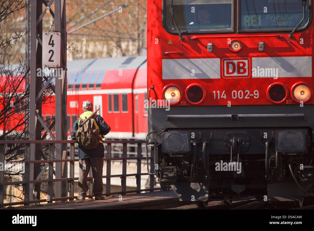 Berlin, Deutschland, ein Security-Mann auf die Gleise und ein Reisender regionale Stockfoto