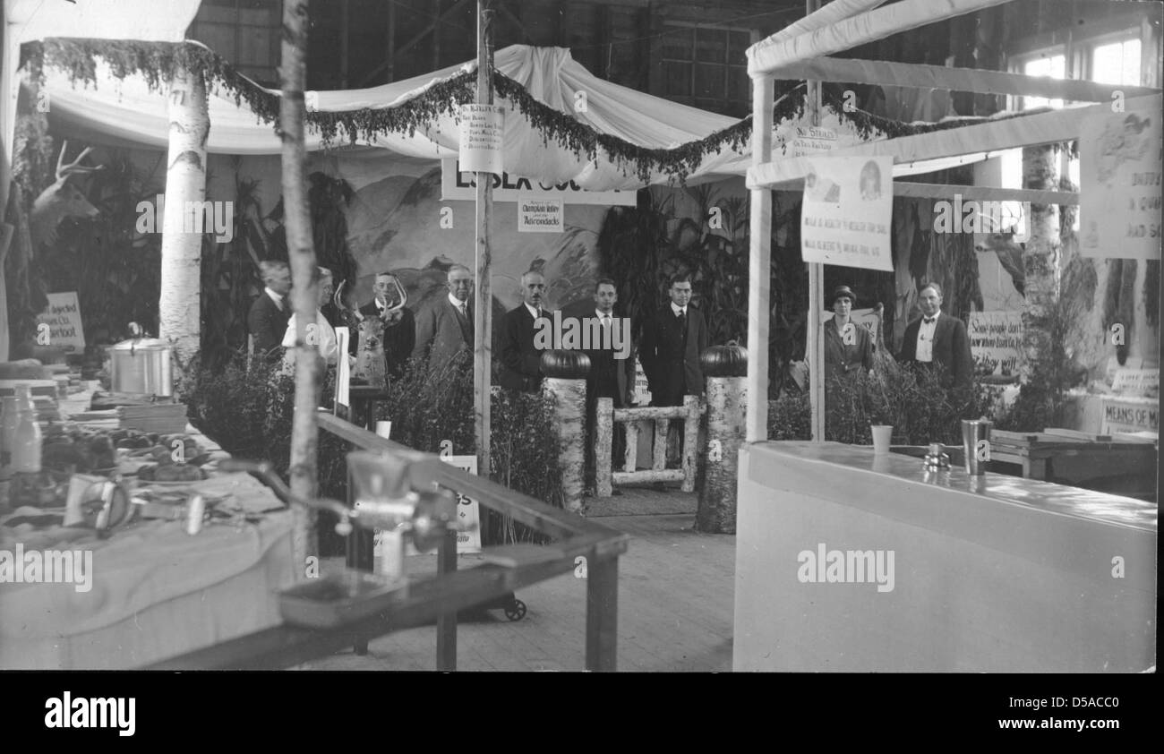 Ein Schnappschuss von der Essex County Fair 1919 mit einer Vielzahl lokaler Ausstellungen und Aktivitäten. Die Messe war ein bedeutendes Gemeindeereignis, das die landwirtschaftlichen und sozialen Traditionen der damaligen Zeit widerspiegelte. Stockfoto