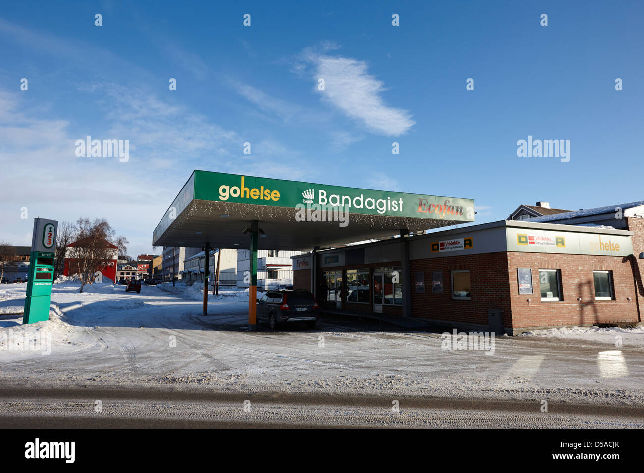 Sammlung von kleinen Geschäften in eine ehemalige Tankstelle gas Station Kirkenes Finnmark-Norwegen-Europa Stockfoto