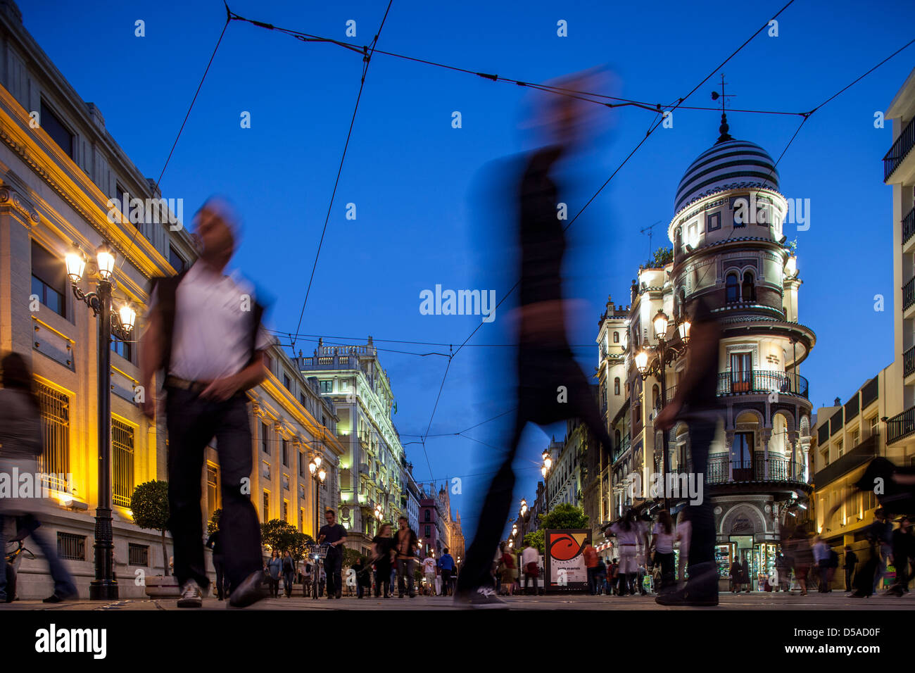 Sevilla, Spanien, Fußgänger auf der Avenida De La Constitución am Abend Stockfoto