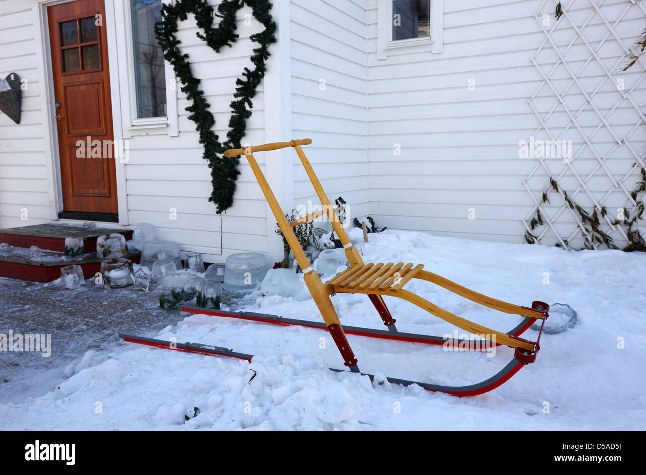 Tretschlitten Funken außerhalb eines Hauses im Winter Kirkenes Finnmark-Norwegen-Europa Stockfoto