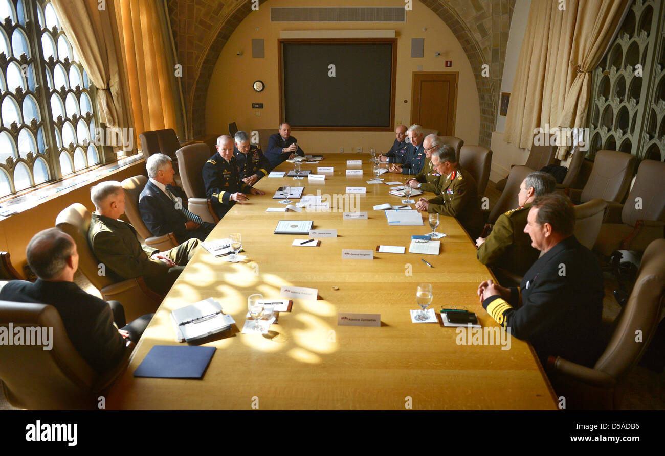 UNS trifft US-Verteidigungsminister Chuck Hagel mit senior Militärchefs aus dem Vereinigten Königreich an der National Defense University in Fort McNair 27. März 2013 in Washington, DC. Dies ist das erste Treffen dieser Art seit 1948 und wurde genannt, um strategische Herausforderungen zu diskutieren, die die britischen und US-amerikanischen Militärs zusammen in Zukunft gegenüberstellen können. Stockfoto