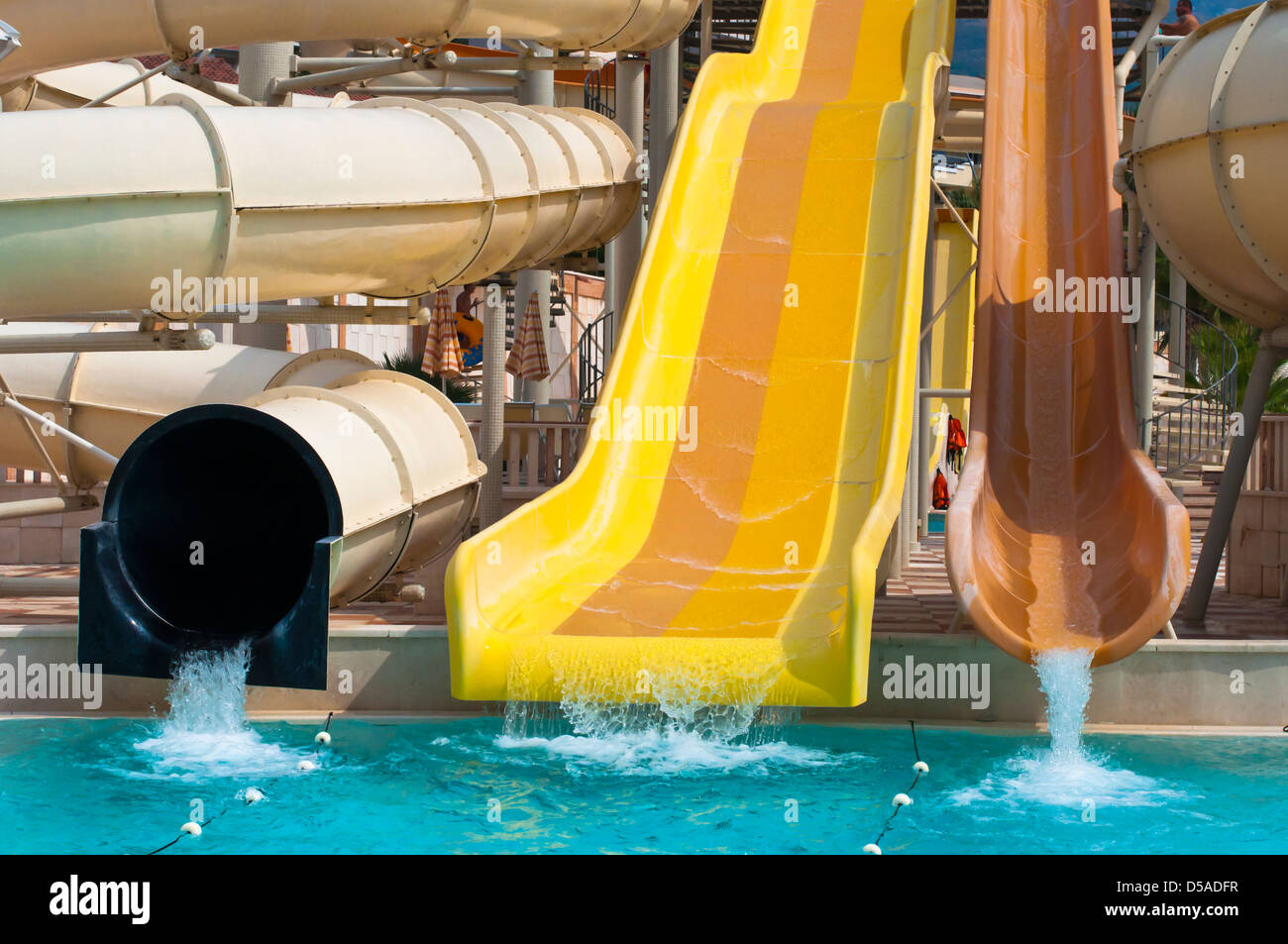 Wasserrutschen im Aquapark Stockfoto