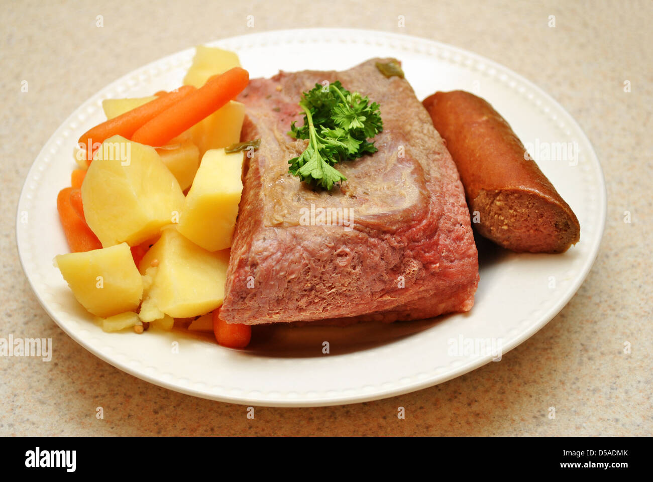 Gekocht, Corned Beef, Keilbasa und Gemüse Stockfoto