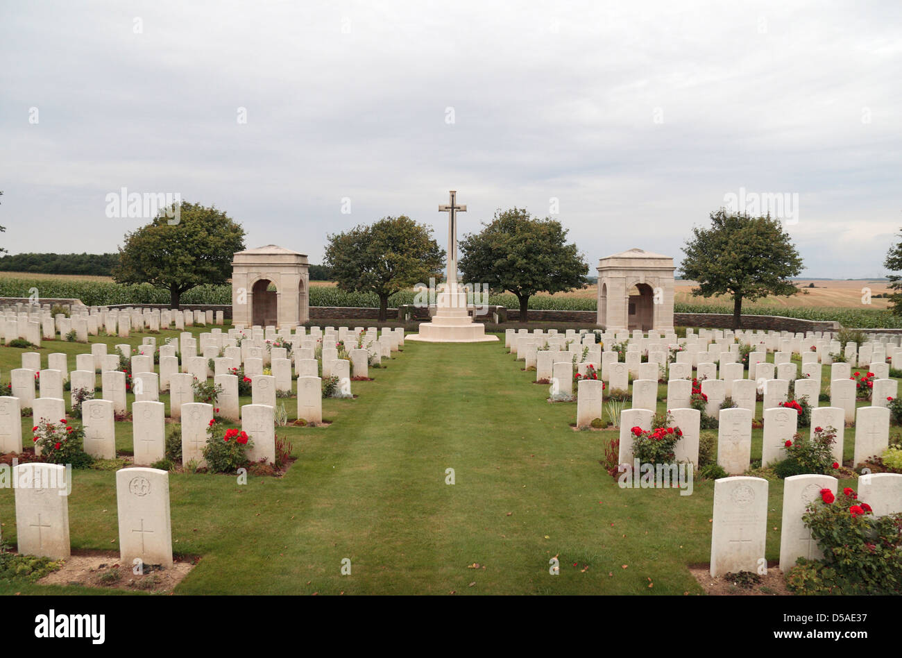 Gesamtansicht der Gräber und das Überqueren der Opfer in CWGC Regina