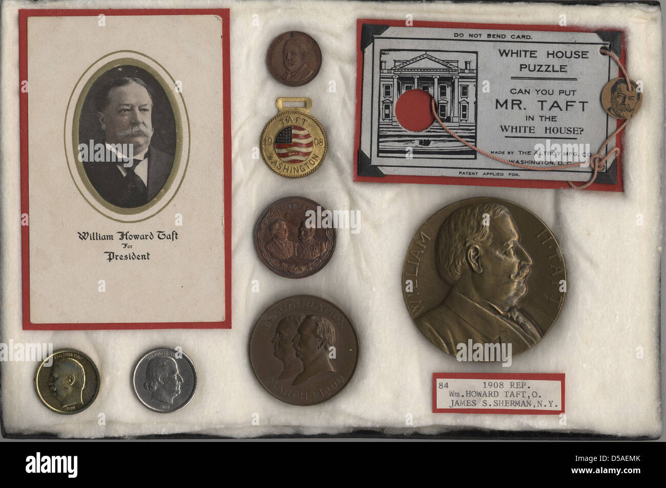 Gegenstände im Zusammenhang mit den politischen Ereignissen von Taft-Sherman von 1908 bis 1909, darunter amerikanische Flaggen, Medaillons und Porträts von William Howard Taft und William Jennings Bryan in wichtigen politischen Momenten. Stockfoto