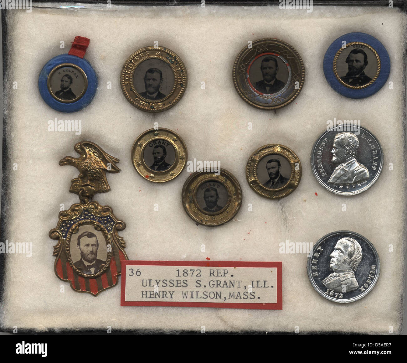 Dieses Bild zeigt Wahlkampfgegenstände aus dem US-Präsidentschaftswahlkampf 1868-1872, darunter Büsten, Fahnen und Schmuck, die die Kandidaten Ulysses S. Grant und Henry Wilson bewerben. Diese Werbematerialien spiegeln das politische Klima der Zeit nach dem Amerikanischen Bürgerkrieg wider. Stockfoto