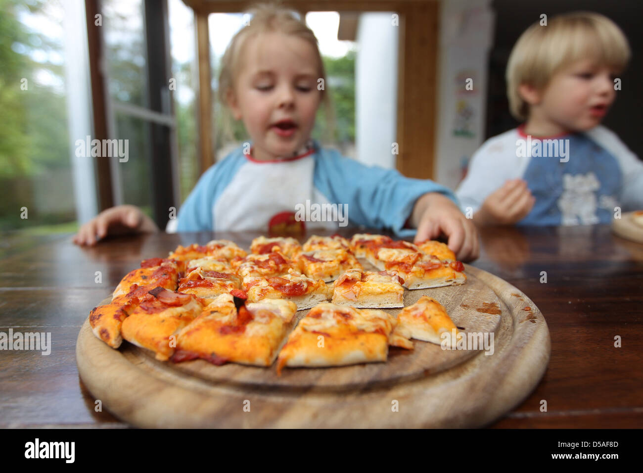 Handewitt, Deutschland, Kinder essen eine Hackfleisch hausgemachte pizza Stockfoto