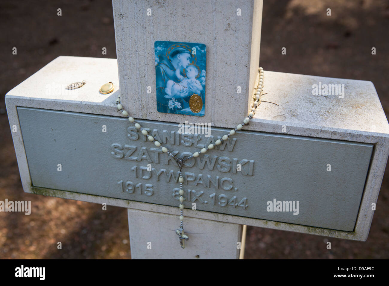 Grabstein eines polnischen Soldaten mit Kruzifix und persönliche religiöse Gegenstände bei der polnischen Soldatenfriedhof in Lommel in Belgien Stockfoto