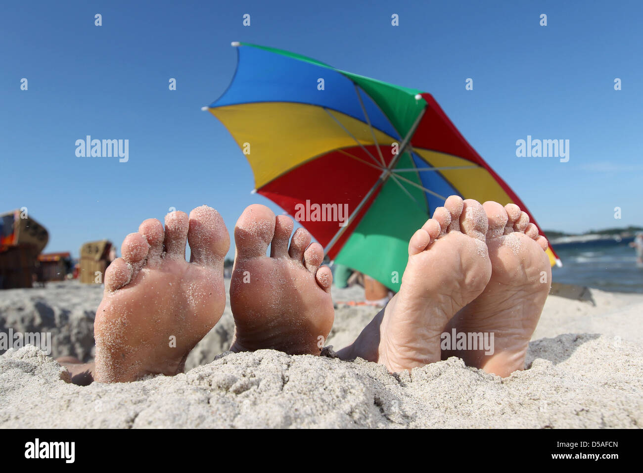 Eckernfoerde, Deutschland, zwei Paar Füße aus einer Sandgrube Stockfoto