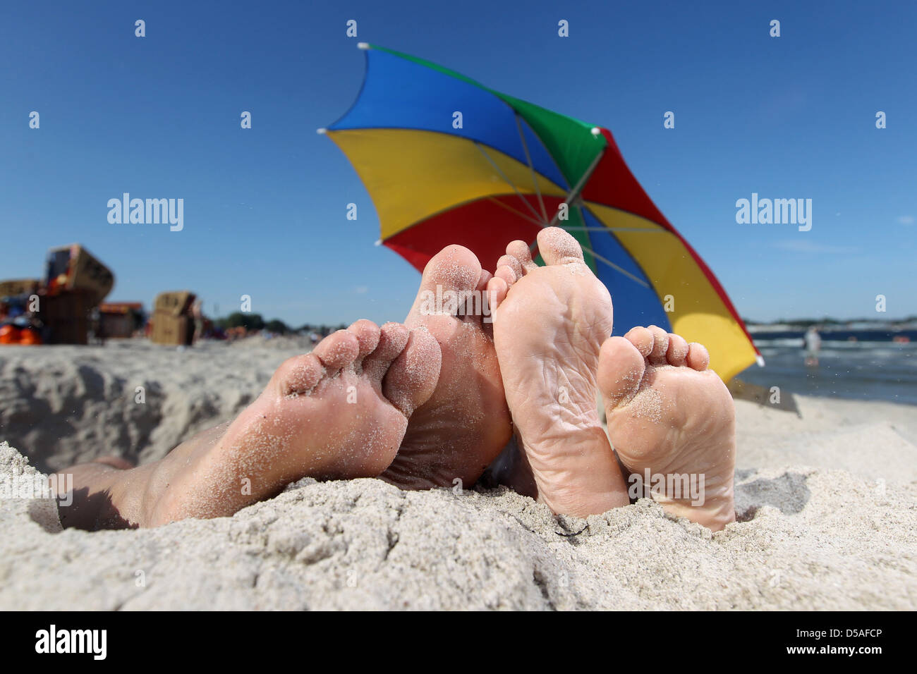 Eckernfoerde, Deutschland, zwei Paar Füße aus einer Sandgrube Stockfoto