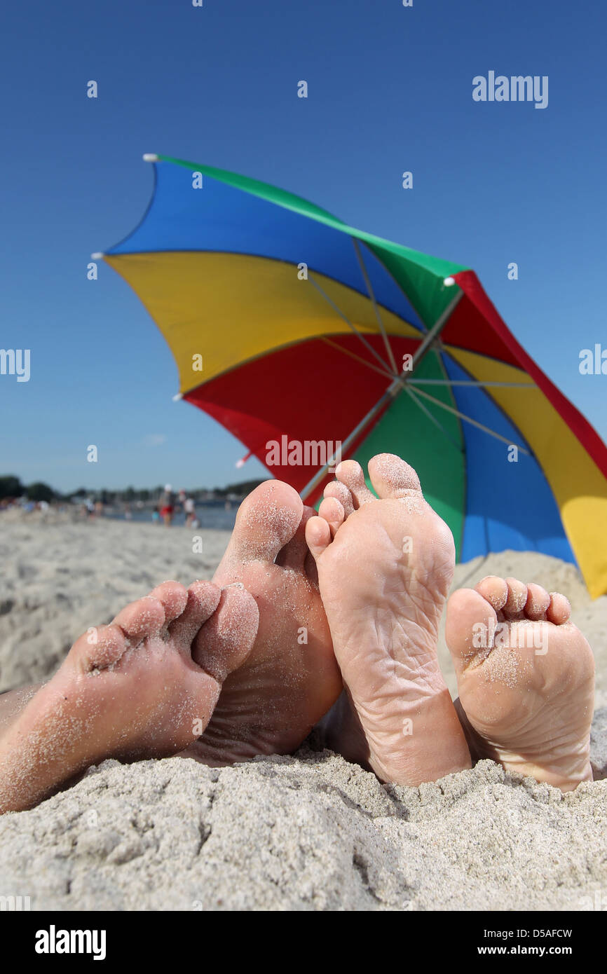 Eckernfoerde, Deutschland, zwei Paar Füße aus einer Sandgrube Stockfoto
