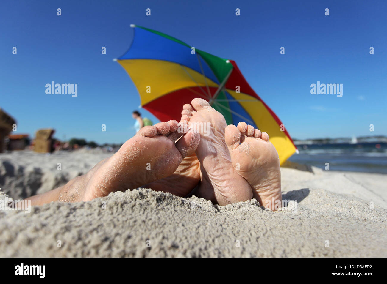 Eckernfoerde, Deutschland, zwei Paar Füße aus einer Sandgrube Stockfoto