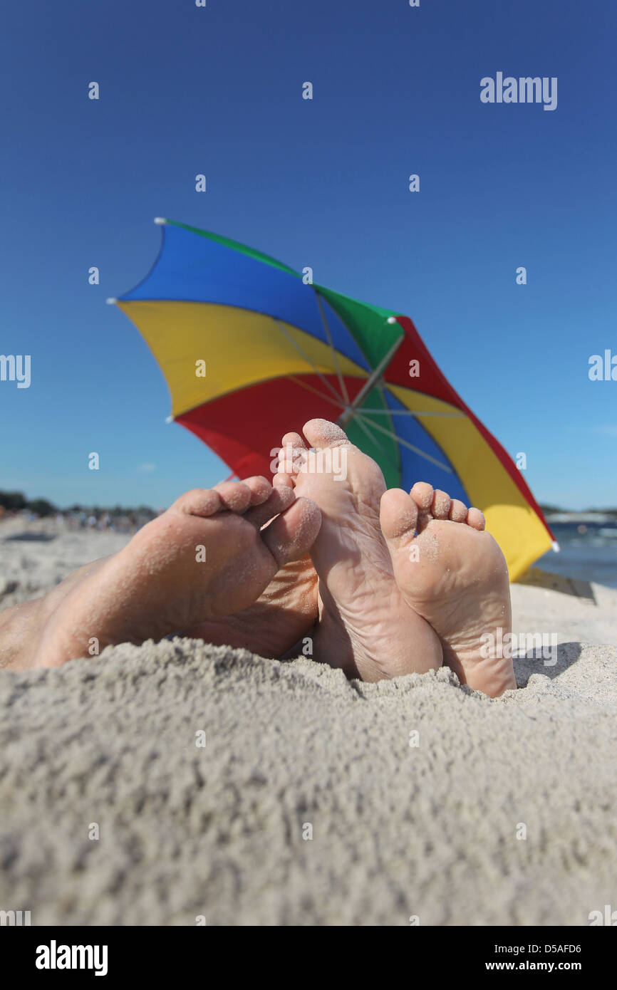 Eckernfoerde, Deutschland, zwei Paar Füße aus einer Sandgrube Stockfoto
