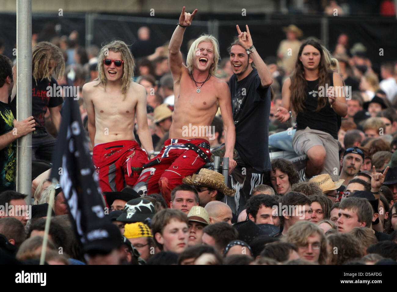 Wacken, Deutschland, Besucher beim Wacken Open Air Festival
