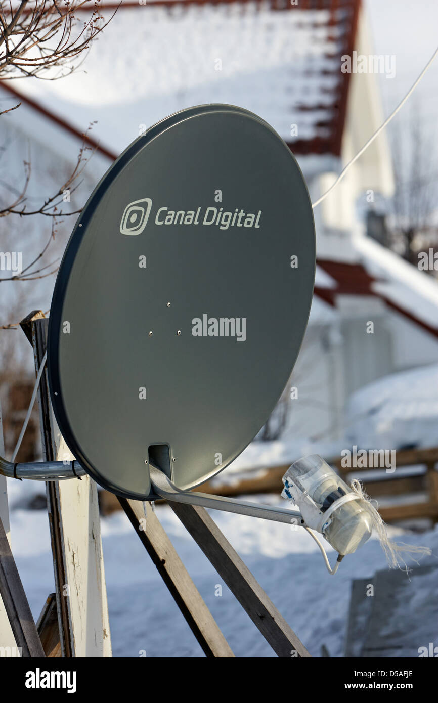 Kanal digital niedrigen Winkel Sat-Schüssel Fernsehempfänger auf Stativ  Kirkenes Finnmark-Norwegen-Europa Stockfotografie - Alamy