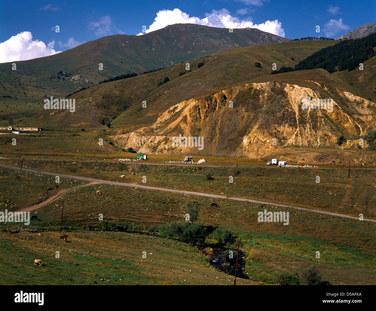 Hochland Wiese mit Imkern lagerten in Trailern für Sommer Hrazdan Gebiet Armenien Stockfoto