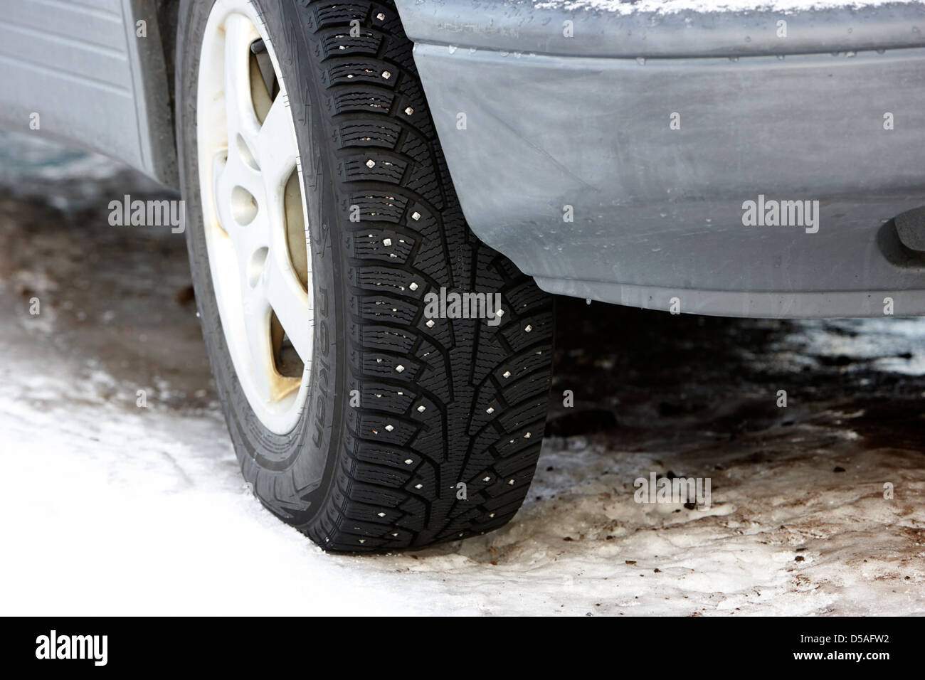 Auto mit Spike Winterreifen auf Eis Norwegen Europa Stockfotografie - Alamy