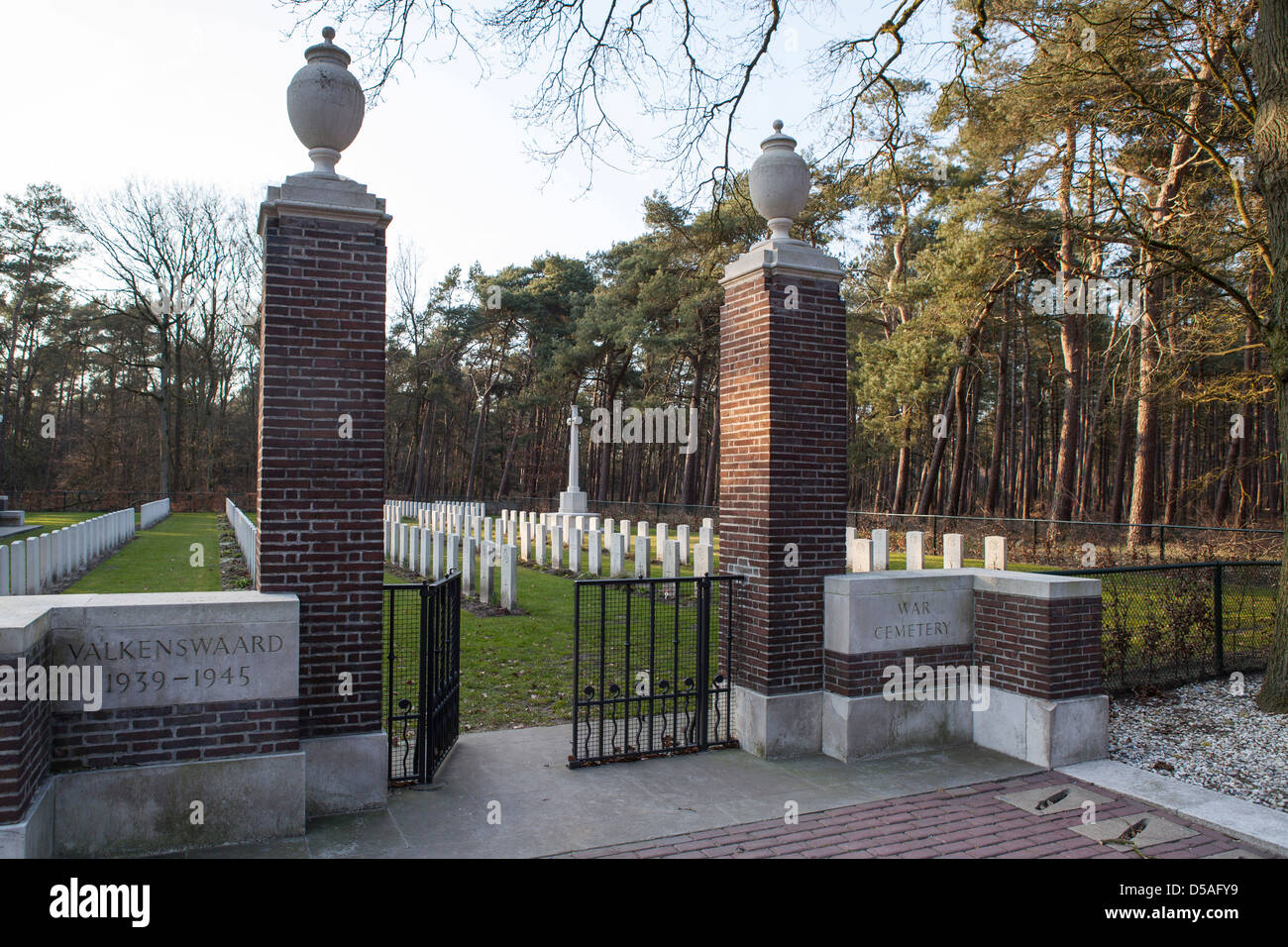 Britischer Kriegsfriedhof von Valkenswaard im Abendlicht, Niederlande Stockfoto